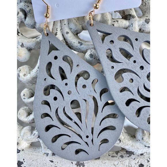 NWT Large Boho Gray Hallow Wooden Floral Design Teardrop Dangle Earrings - Picture 3 of 3